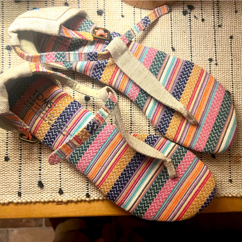 Toms Women's Multi-color Tribal Boho Leather Adjustable T-strap Playa